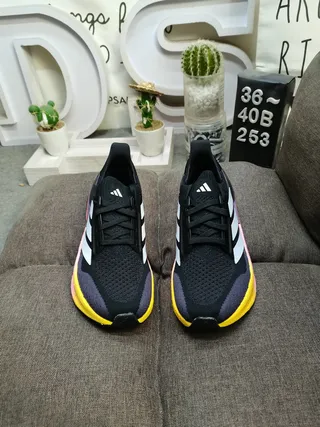 Tênis de corrida Adidas Ultraboost cinza claro e azul 10