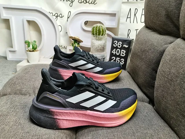 Tênis de corrida Adidas Ultraboost cinza claro e azul 11