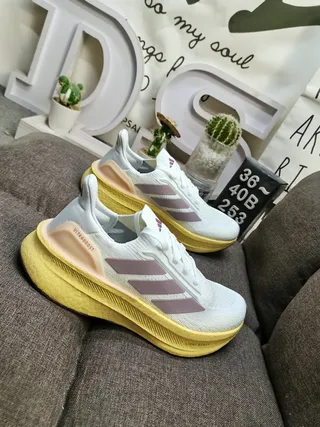 Tênis de corrida Adidas Ultraboost cinza claro e azul 19