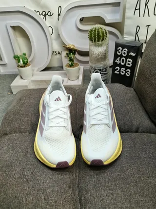 Tênis de corrida Adidas Ultraboost cinza claro e azul 20