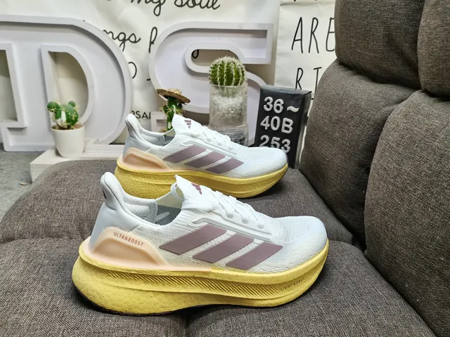 Tênis de corrida Adidas Ultraboost cinza claro e azul 21
