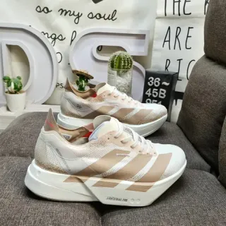 Adidas Tênis de Corrida com Upper de Malha Branco Bege e Gradiente Salpicado