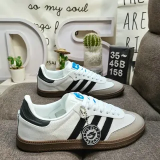 Adidas أحذية رياضية بيضاء وأسود منخفضة الارتفاع بثلاثة شرائط جانبية للنمط الحياتي