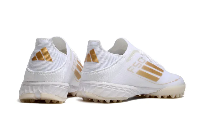 Adidas Zapatillas de fútbol Turf con upper de knit blanco y oro y detalles de rayas 2