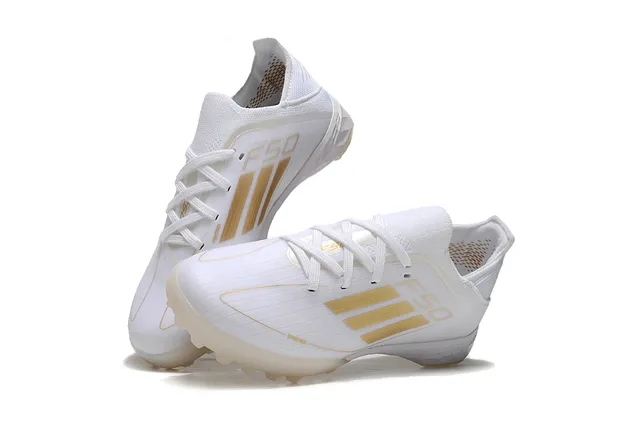 Adidas Zapatillas de fútbol Turf con upper de knit blanco y oro y detalles de rayas 3