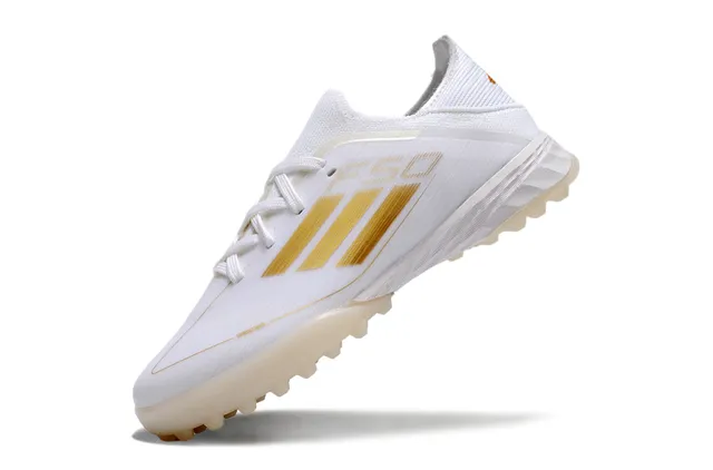 Adidas Zapatillas de fútbol Turf con upper de knit blanco y oro y detalles de rayas 4