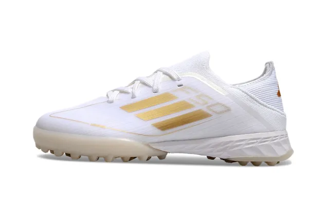 Adidas Zapatillas de fútbol Turf con upper de knit blanco y oro y detalles de rayas 5
