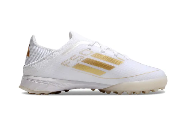 Adidas Zapatillas de fútbol Turf con upper de knit blanco y oro y detalles de rayas 6