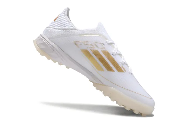 Adidas Zapatillas de fútbol Turf con upper de knit blanco y oro y detalles de rayas 7