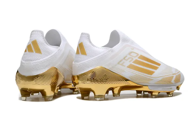 Adidas White Gold Tênis de futebol de corte baixo com upper sock-fit, detalhes de listras metálicas, superfície firme 5