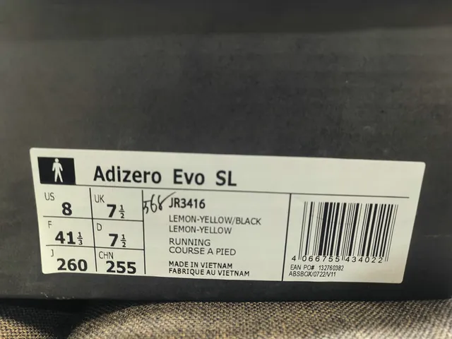 Adidas chaussures de course blanches et vertes avec panneau latéral en mesh ingénierie à trois rayures 2