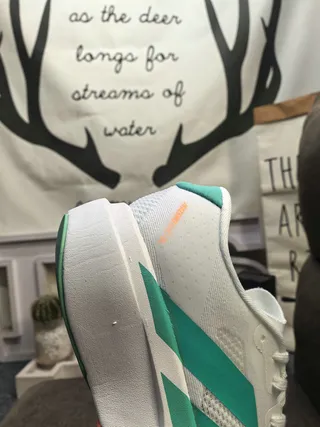 Adidas chaussures de course blanches et vertes avec panneau latéral en mesh ingénierie à trois rayures 3