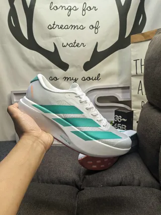 Adidas chaussures de course blanches et vertes avec panneau latéral en mesh ingénierie à trois rayures 5