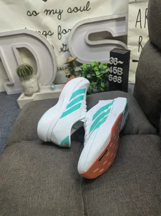 Adidas chaussures de course blanches et vertes avec panneau latéral en mesh ingénierie à trois rayures 6