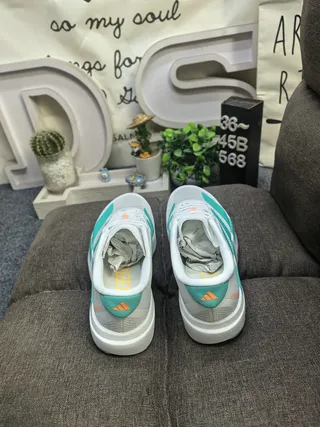 Adidas chaussures de course blanches et vertes avec panneau latéral en mesh ingénierie à trois rayures 8
