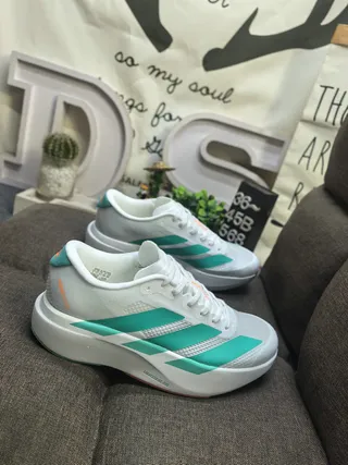 Adidas chaussures de course blanches et vertes avec panneau latéral en mesh ingénierie à trois rayures 9
