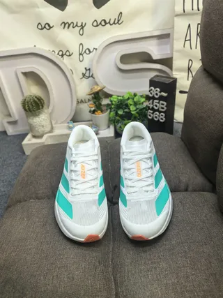 Adidas chaussures de course blanches et vertes avec panneau latéral en mesh ingénierie à trois rayures 10