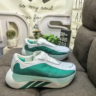 Adidas أحذية Lifestyle بيضاء وخضراء مع upper من التنسيل و midsole من الرغوة المصممة