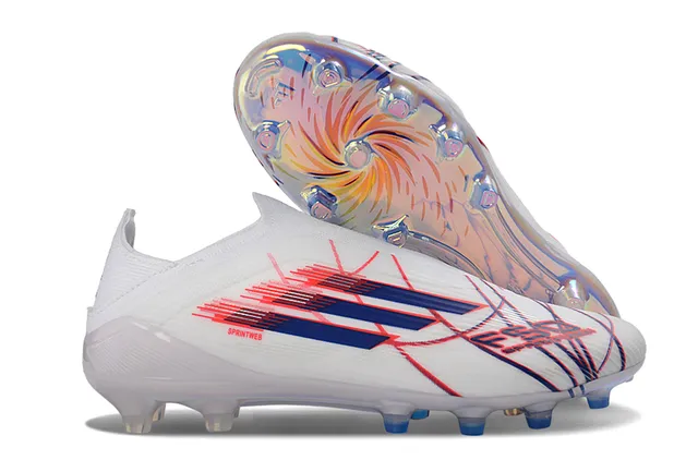Adidas Chaussures de soccer blanches multicolores avec upper de chaussette ajusté semelle translucide iridescente pour terrain ferme 1