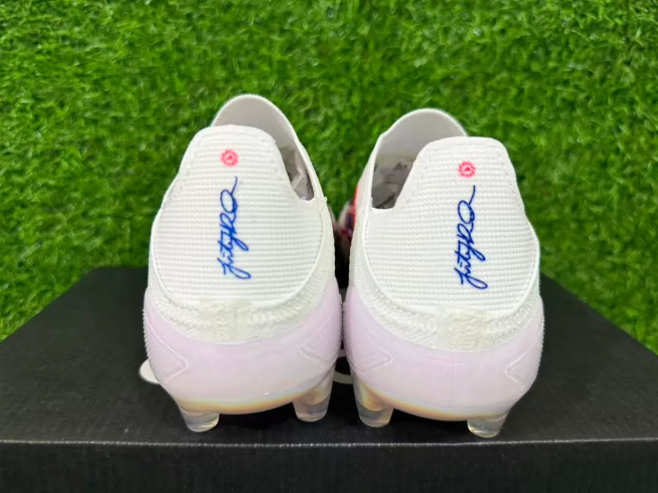 Adidas Chaussures de soccer blanches multicolores avec upper de chaussette ajusté semelle translucide iridescente pour terrain ferme 2