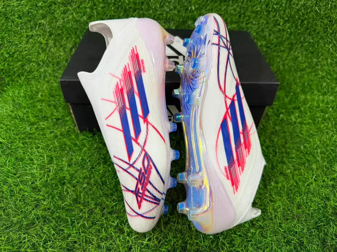 Adidas Chaussures de soccer blanches multicolores avec upper de chaussette ajusté semelle translucide iridescente pour terrain ferme 4