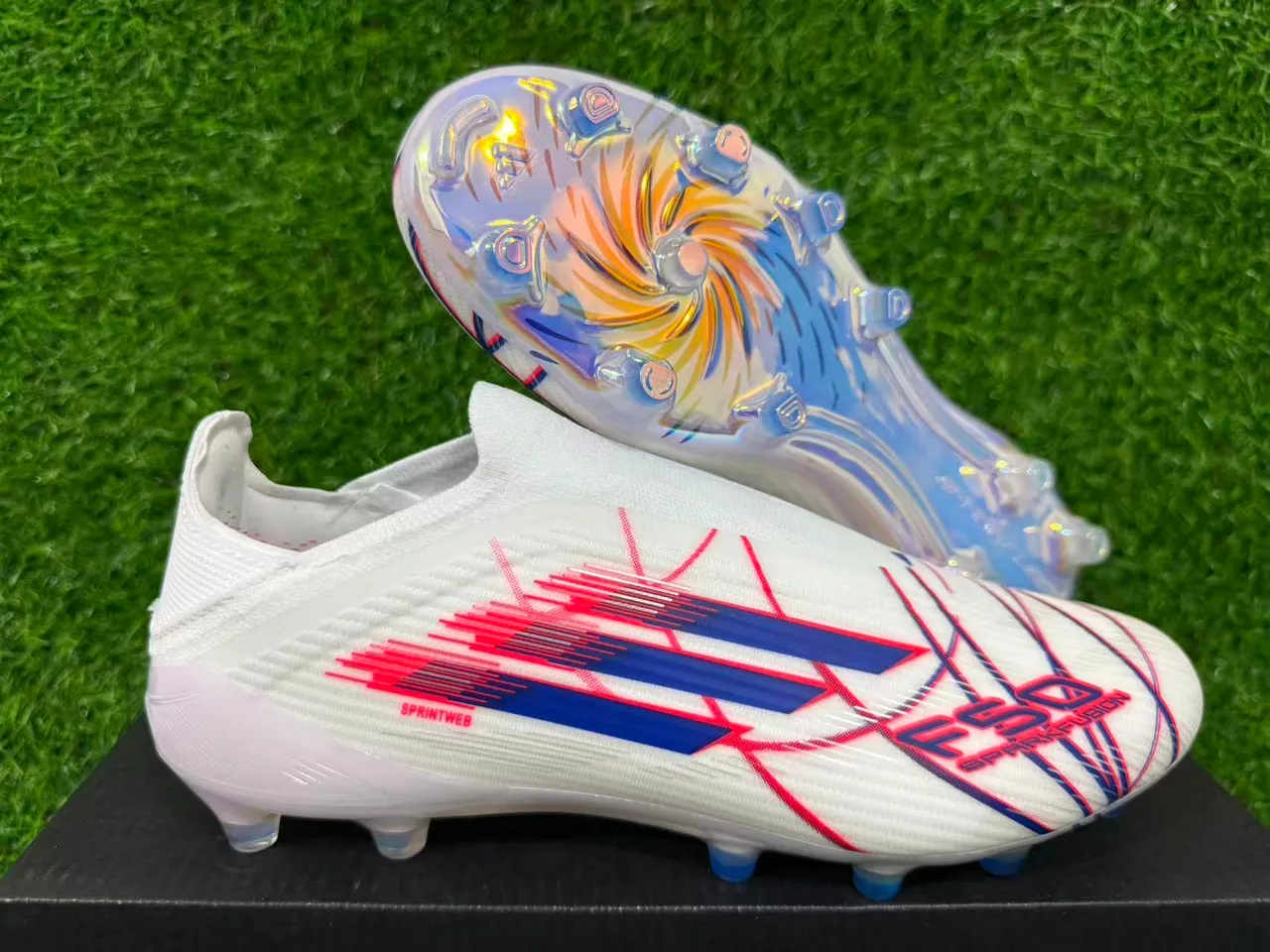 Adidas Chaussures de soccer blanches multicolores avec upper de chaussette ajusté semelle translucide iridescente pour terrain ferme 9