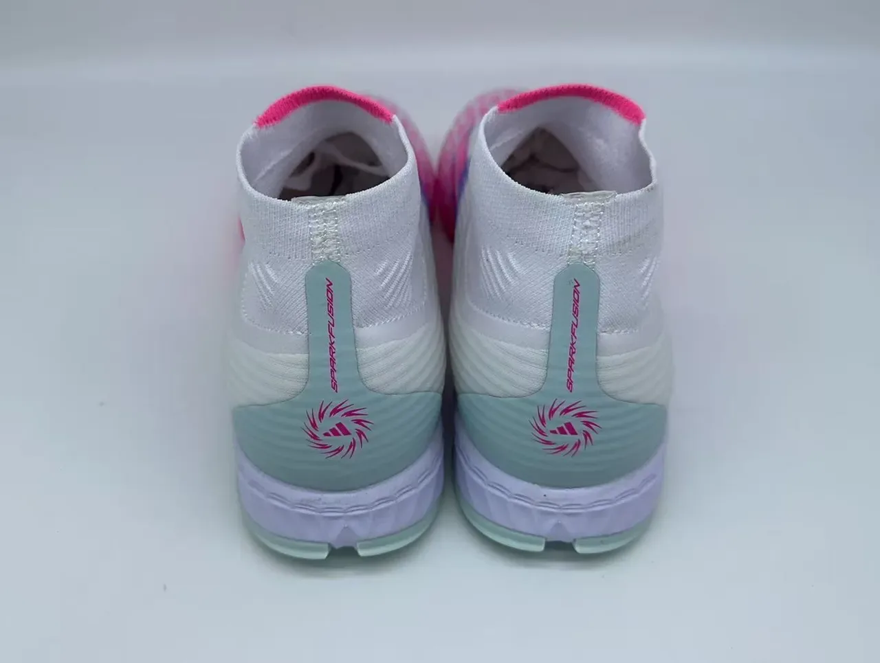 Adidas Chuteiras de futebol para gramado branco e rosa alto com colarinho de meia ajustável e gráficos de listras degradadas 9