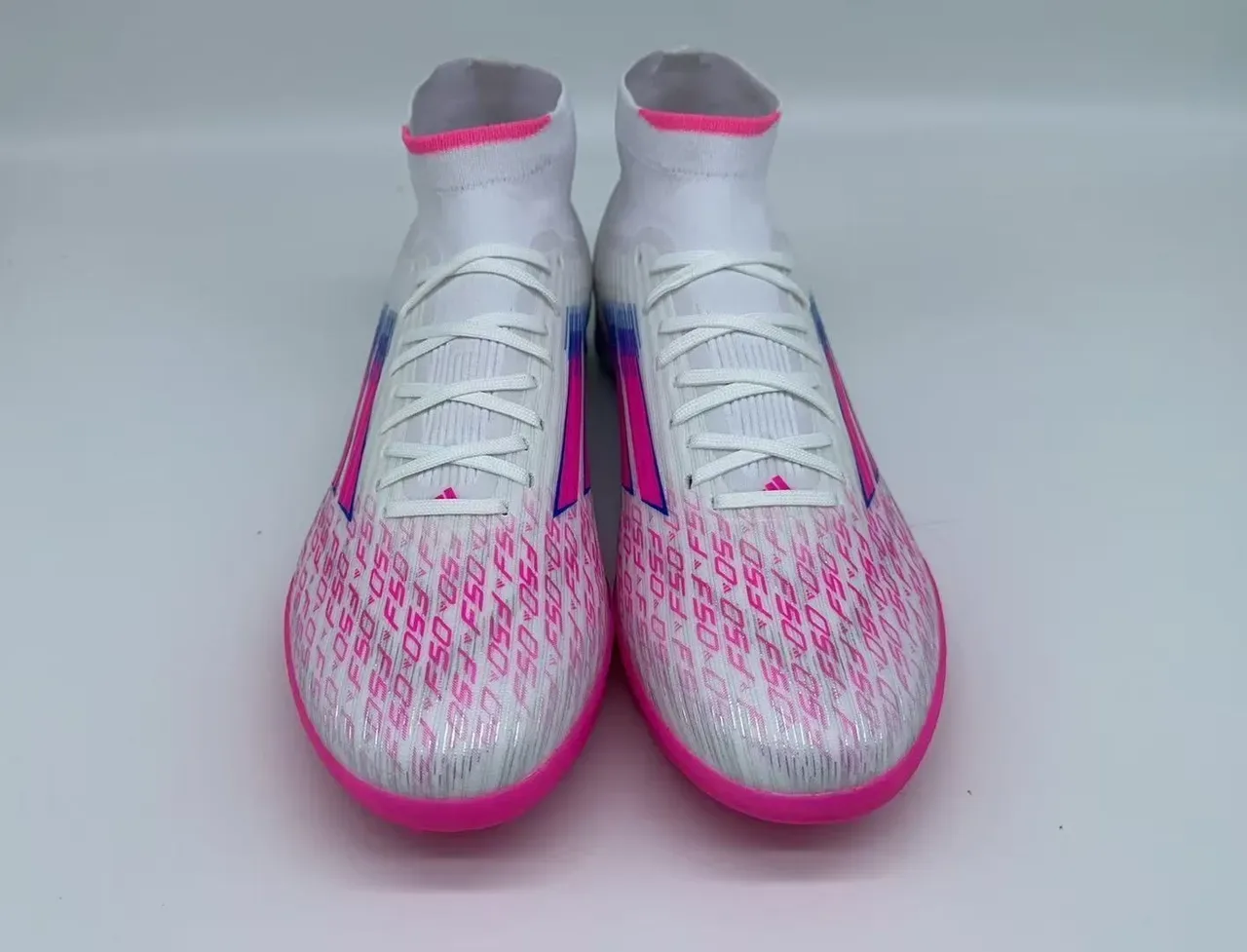 Adidas Chuteiras de futebol para gramado branco e rosa alto com colarinho de meia ajustável e gráficos de listras degradadas 11