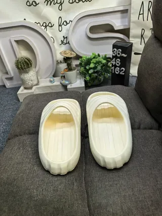 Adidas Yeezy Slide অফ-হোয়াইট স্লিপার 8