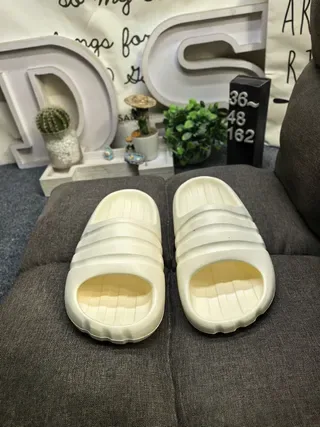 Adidas Yeezy Slide অফ-হোয়াইট স্লিপার 10