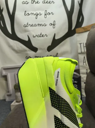 Adidas Amarillo Negro Neón Verde Lima Acento Paneles laterales perforados Zapatos de correr 3