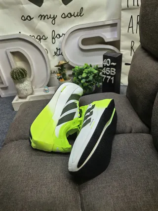 Adidas Amarillo Negro Neón Verde Lima Acento Paneles laterales perforados Zapatos de correr 6