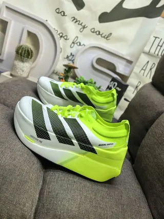 Adidas Amarillo Negro Neón Verde Lima Acento Paneles laterales perforados Zapatos de correr 7