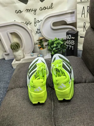 Adidas Amarillo Negro Neón Verde Lima Acento Paneles laterales perforados Zapatos de correr 8