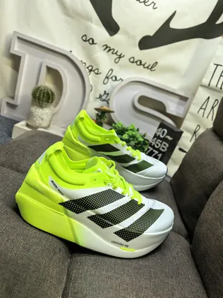 Adidas Amarillo Negro Neón Verde Lima Acento Paneles laterales perforados Zapatos de correr 9