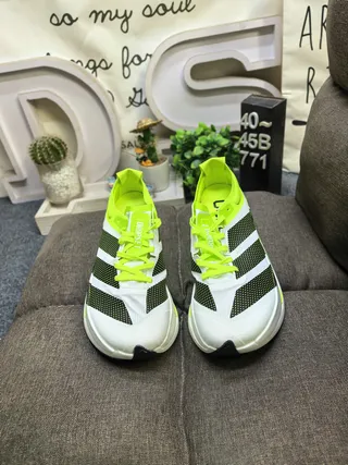 Adidas Amarillo Negro Neón Verde Lima Acento Paneles laterales perforados Zapatos de correr 10
