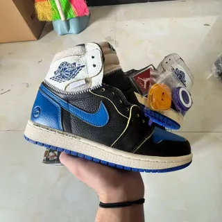 Tênis de basquete Air Jordan 1 preto e azul royal com costuras douradas