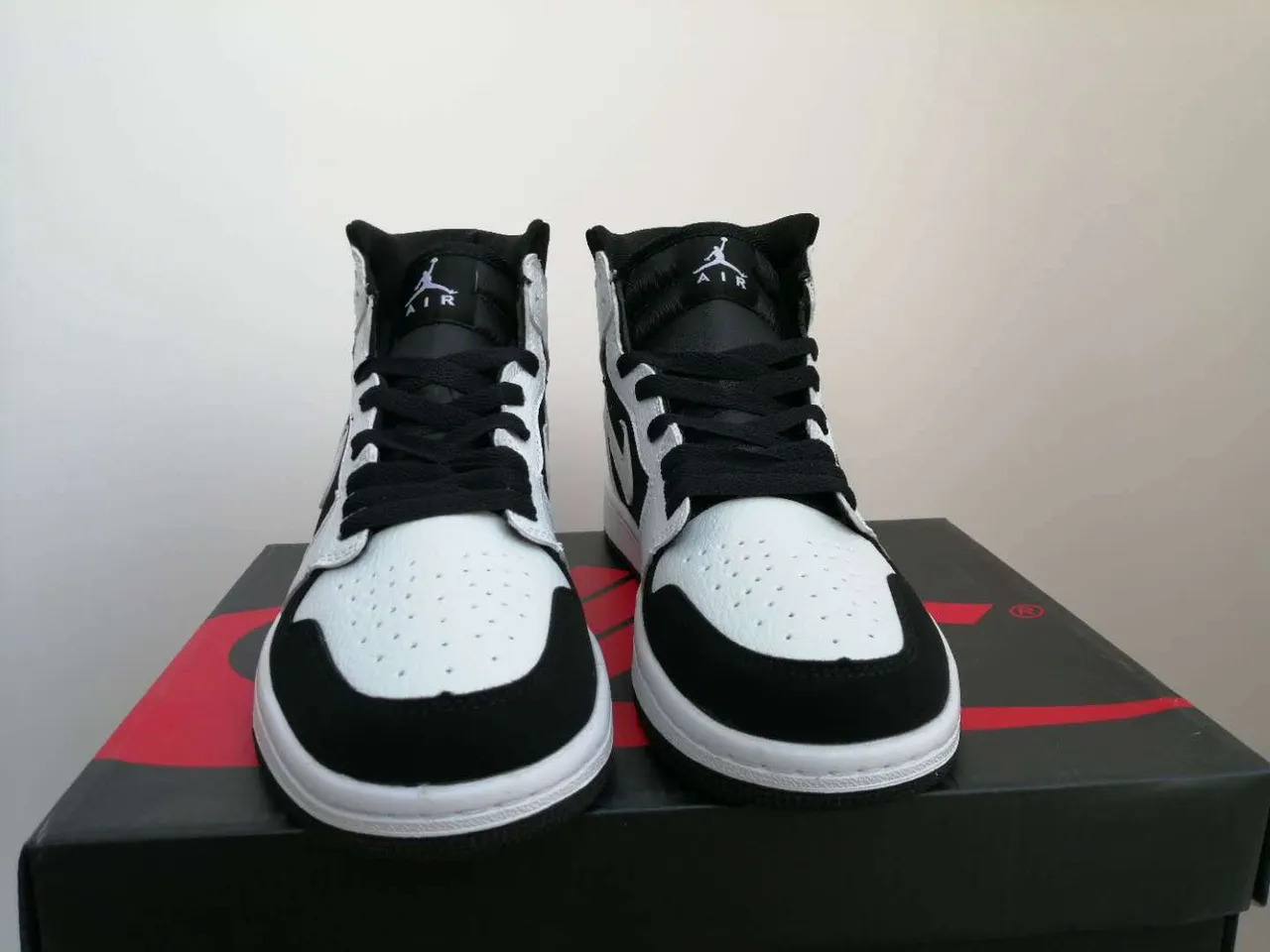 Tênis de basquete de cano alto Air Jordan 1 preto e branco 2