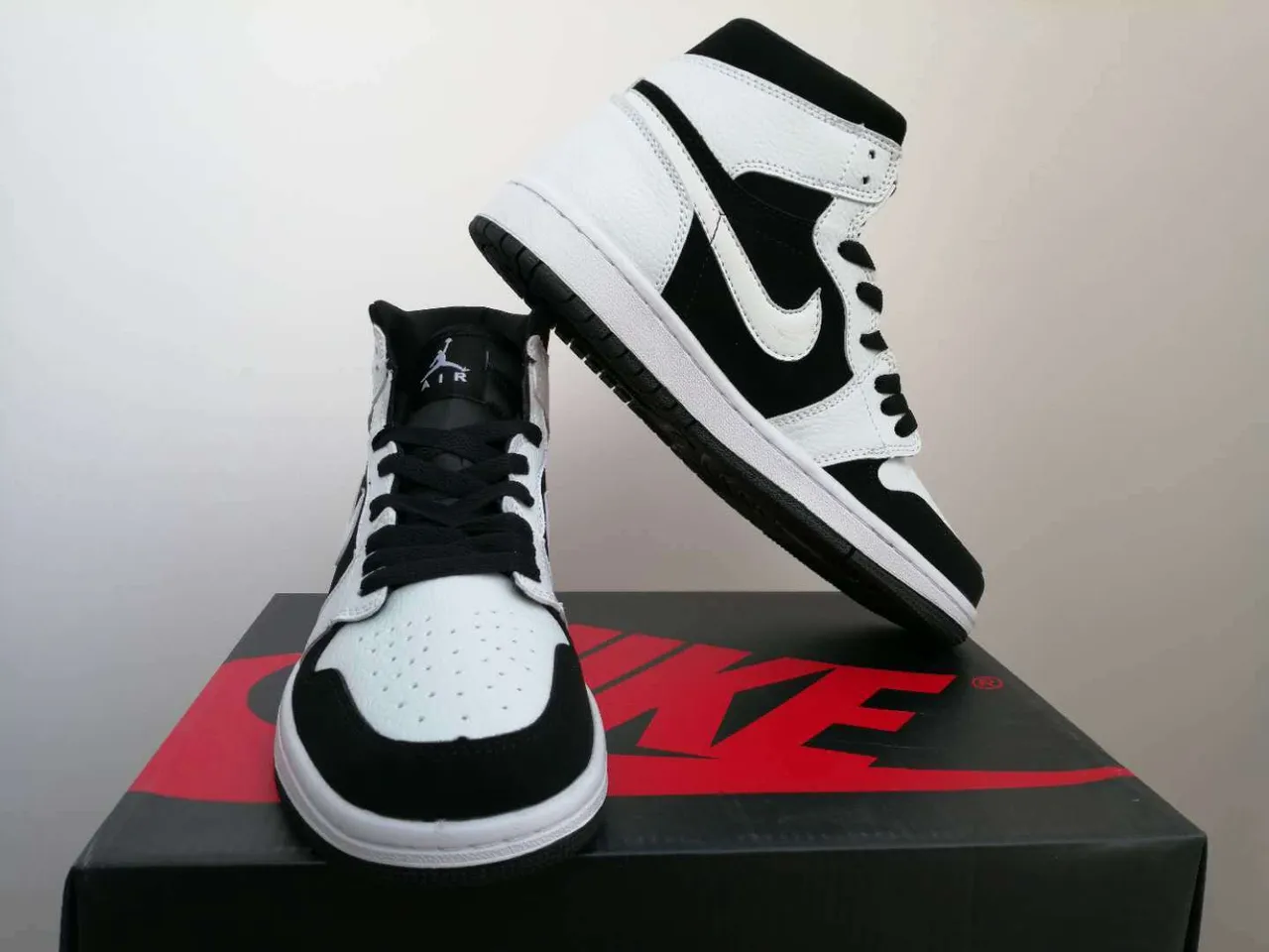 Tênis de basquete de cano alto Air Jordan 1 preto e branco 3