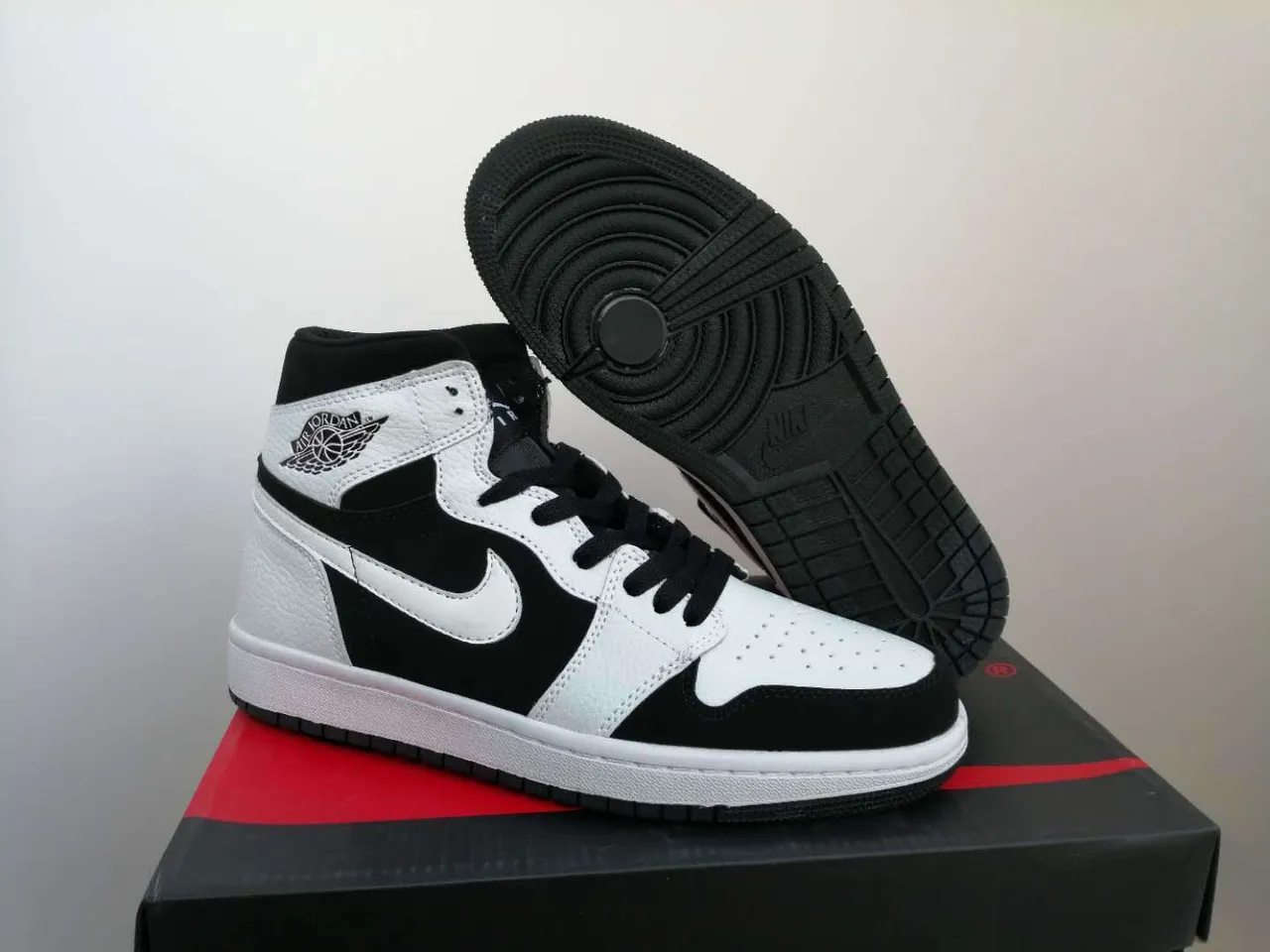 Tênis de basquete de cano alto Air Jordan 1 preto e branco 4