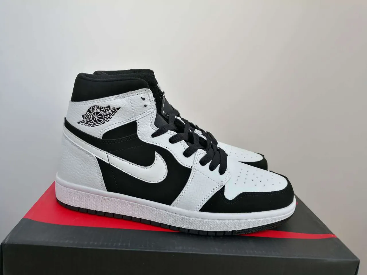 Tênis de basquete de cano alto Air Jordan 1 preto e branco 5