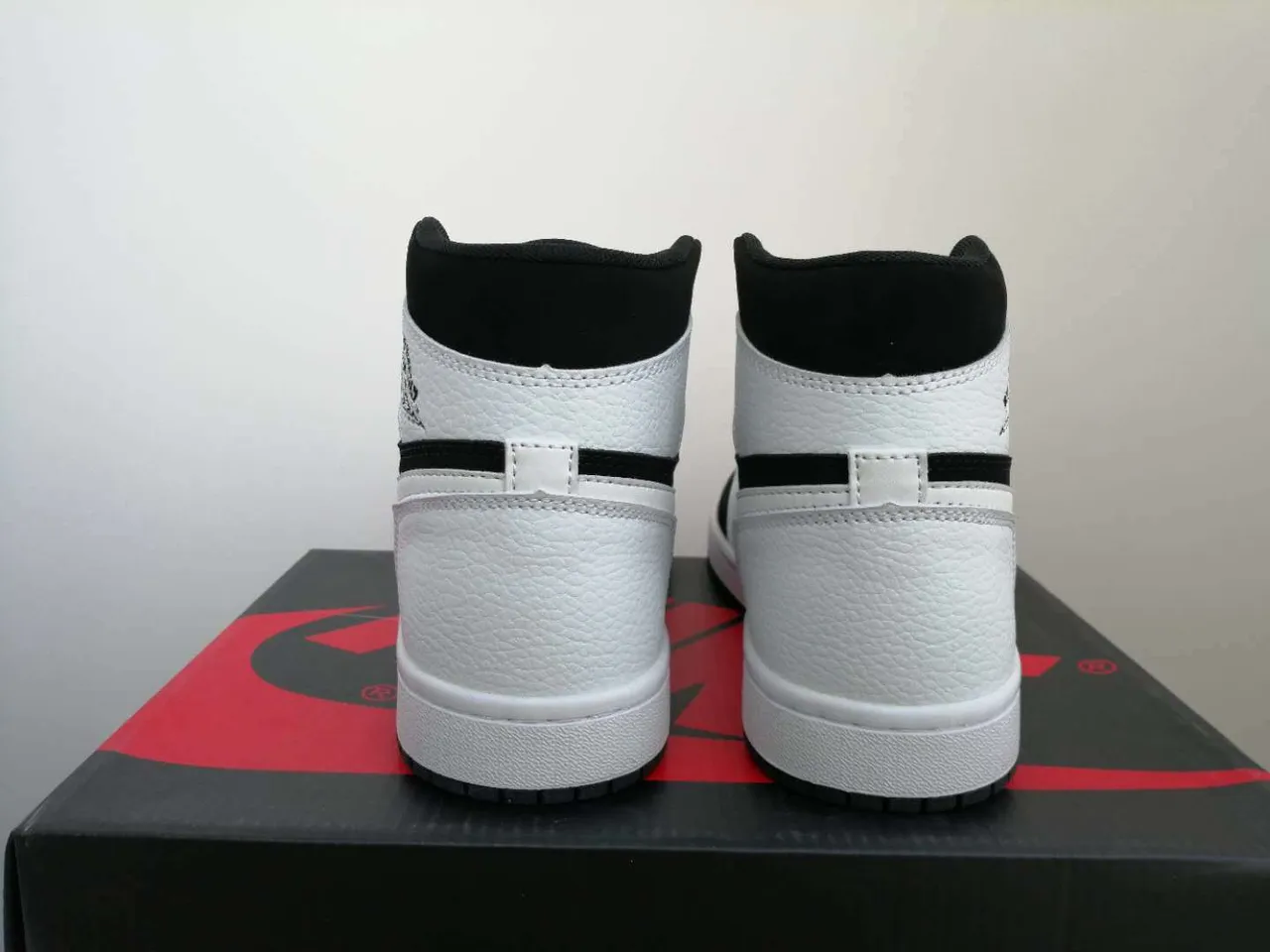 Tênis de basquete de cano alto Air Jordan 1 preto e branco 6