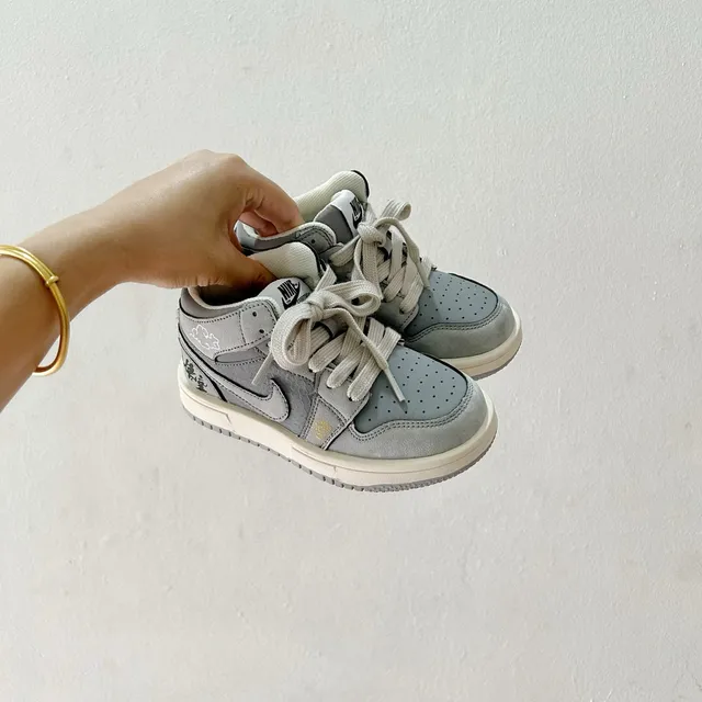 حذاء كرة السلة للأطفال Air Jordan 1 أزرق رمادي عنابي 19