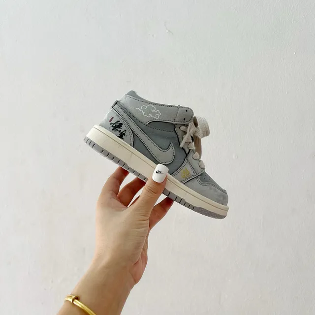 حذاء كرة السلة للأطفال Air Jordan 1 أزرق رمادي عنابي 20