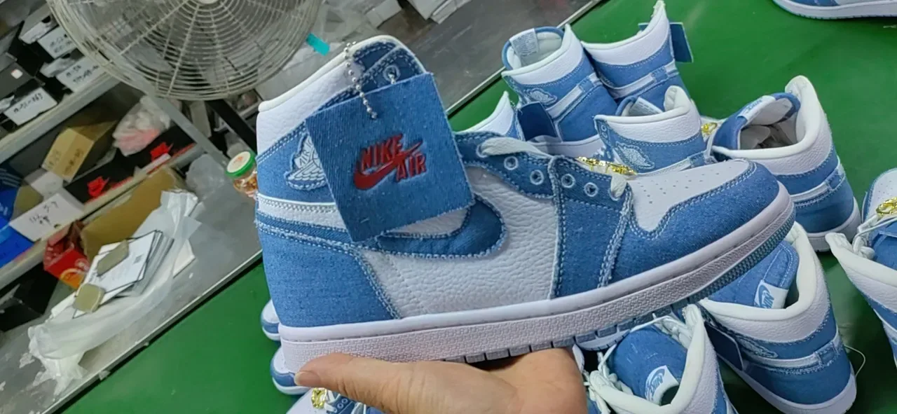 Air Jordan 1 ডেনিম ও সাদা হাই-টপ বাস্কেটবল জুতা 3