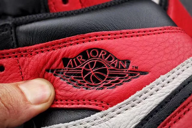 Chaussures de basketball Air Jordan 1 High noir rouge blanc 4