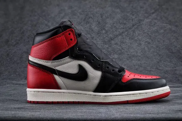 Chaussures de basketball Air Jordan 1 High noir rouge blanc 8