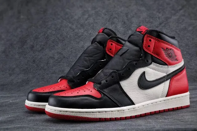 Chaussures de basketball Air Jordan 1 High noir rouge blanc 9