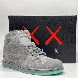 Tênis de basquete Air Jordan 1 High OG KAWS com motivo de mão cinza