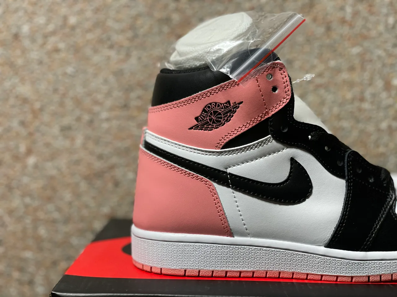 Air Jordan 1 High Chaussures de Basketball Rose Noir Blanc 4